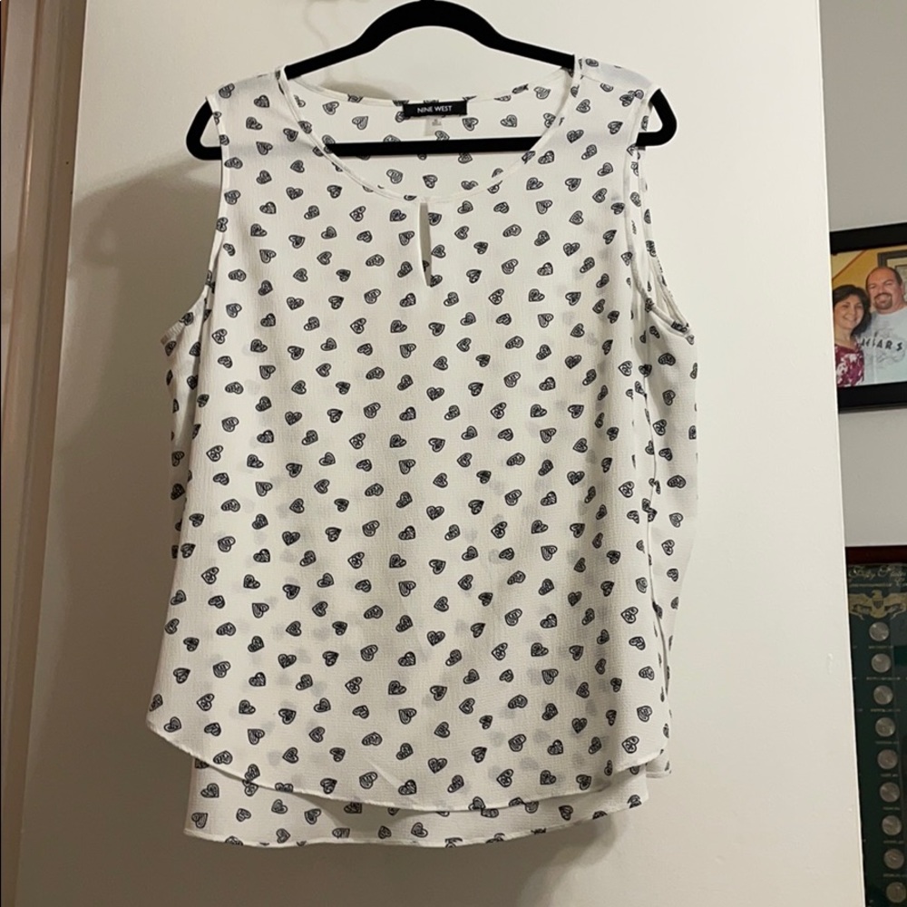 Asymmetrical sleeveless heart pattern blouse